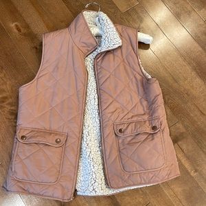Women’s small Sherpa lined vest. Mauve.